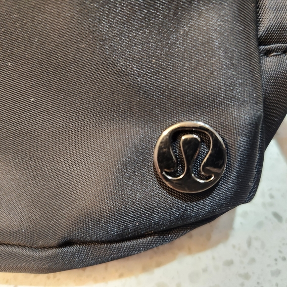 Lululemon Everywhere Belt Bag - Picture 4 of 4